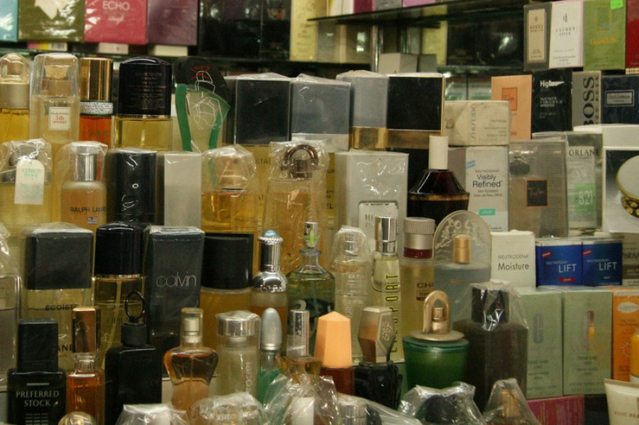 Perfumes copias bazarchina 875 123rf 15719
