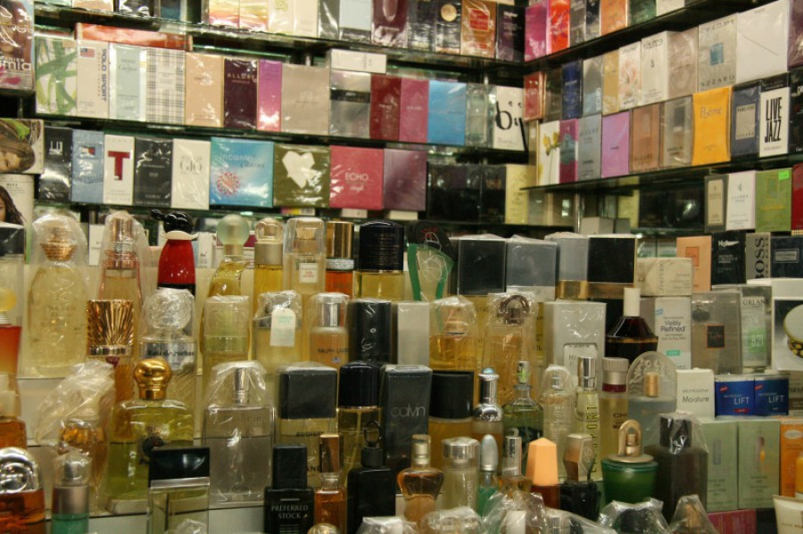 Perfumes copias bazarchina 868 123rf 15296