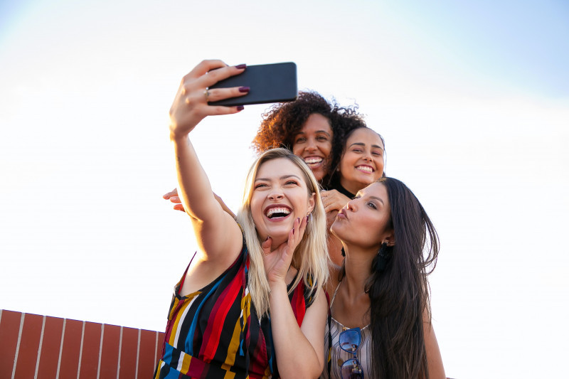 Millennials jovenes mujeres pexels kampus production 5935227 31824
