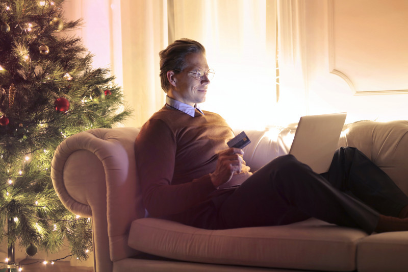 Ecommerce navidad hombre pexels andrea piacquadio 3771787 31140