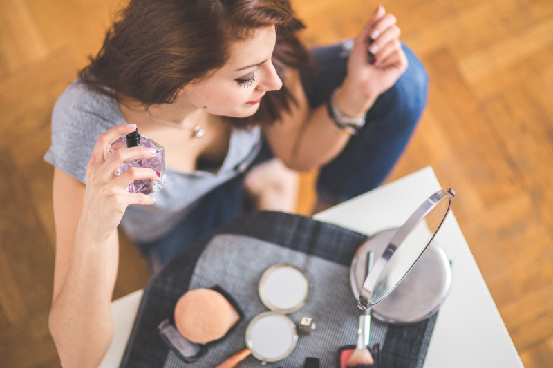 Maquillaje perfume lujo pexels kaboompics com 6404 30215