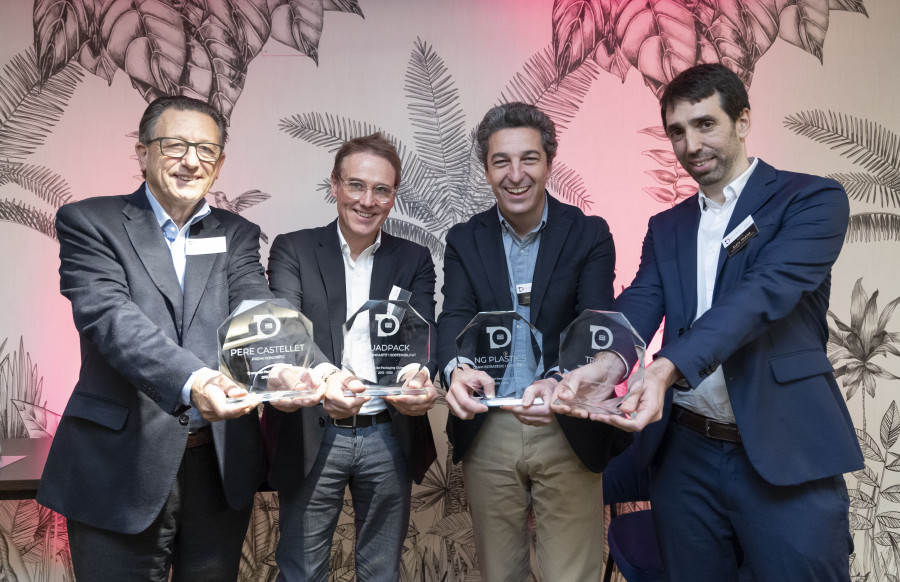 Las empresas premiadas posan con sus reconocimientos packaging cluster