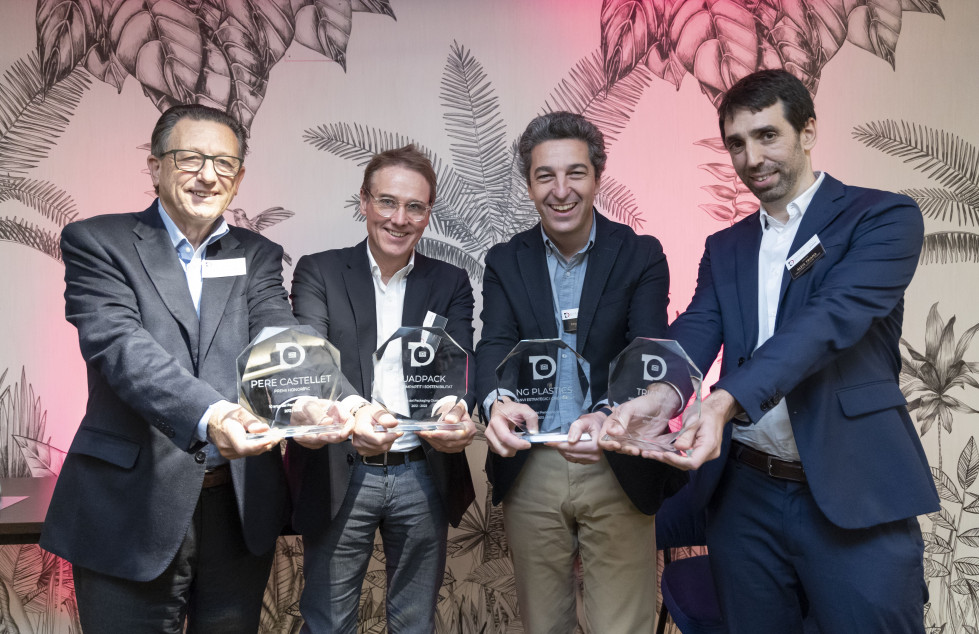 Las empresas premiadas posan con sus reconocimientos packaging cluster