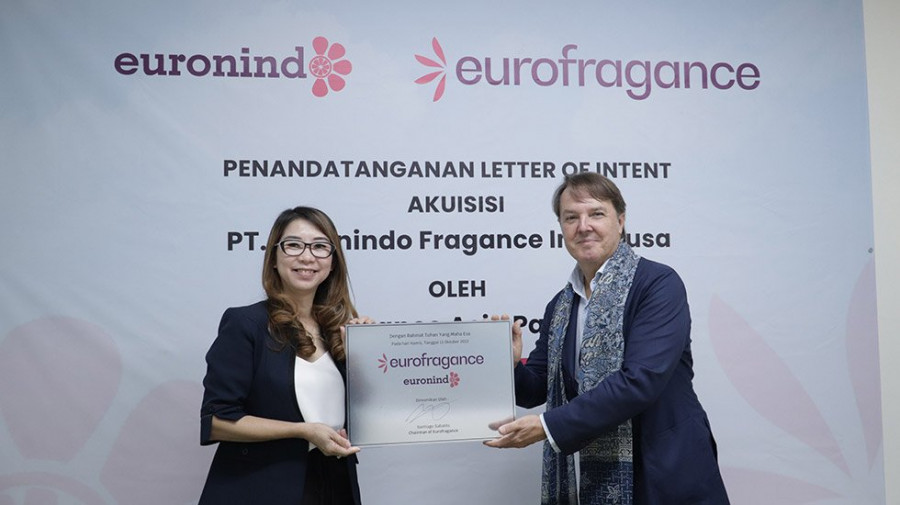 Mrs Wie Ngo Noryati current owner of PT Euronindo Fragrance and Santiago Sabatés Founder and Chairman of Eurofragance attending the official acquisition signature eurofragance