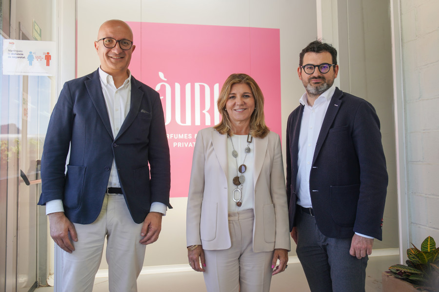 Val Diìez junto a equipo directivo de Auria Perfumes