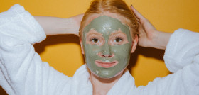 Chica cosmética mascarilla cuidado facial pexels koolshooters 8946868