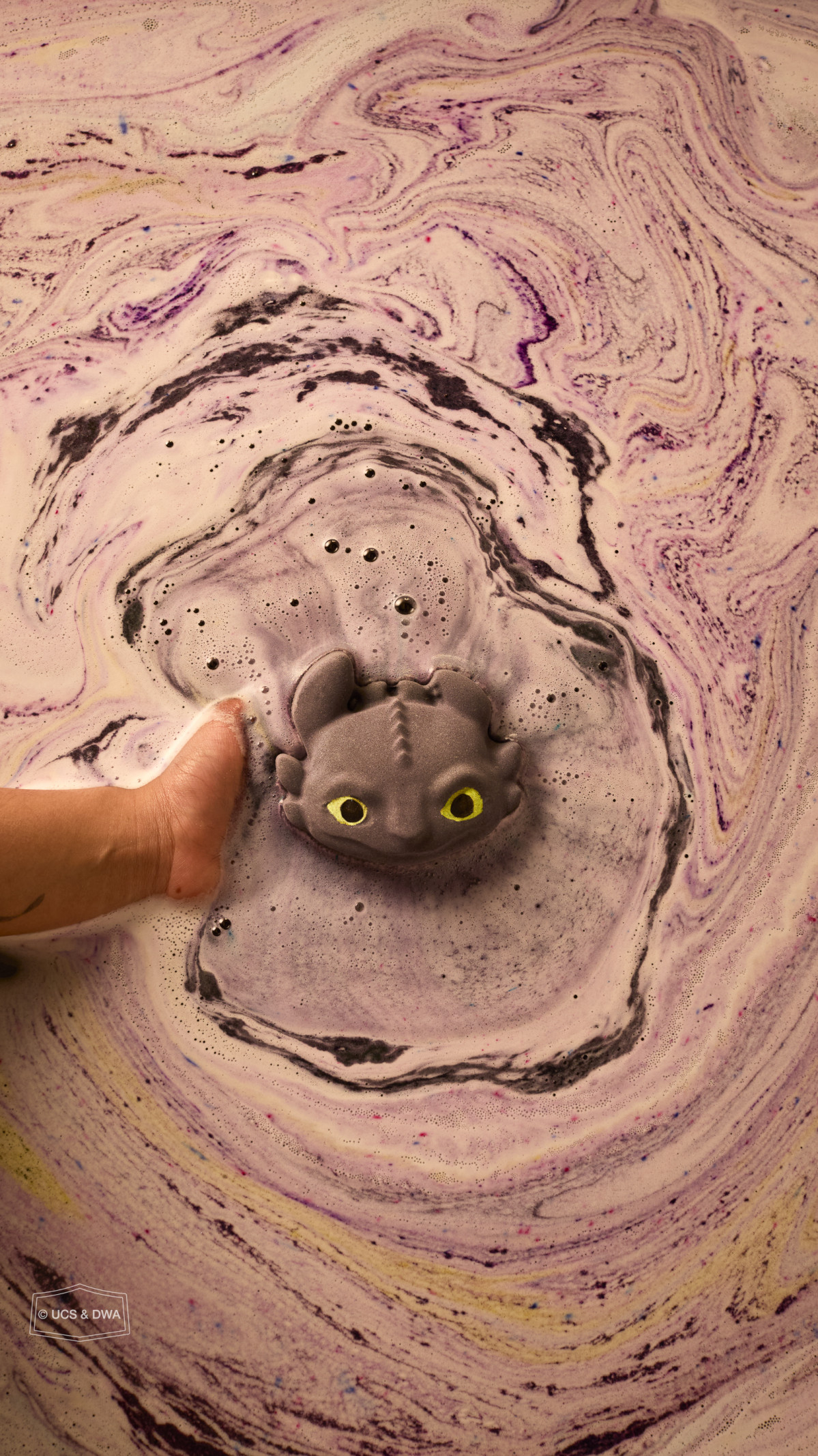 LUSH x how to train a dragon toothless bathbomb 2025 3