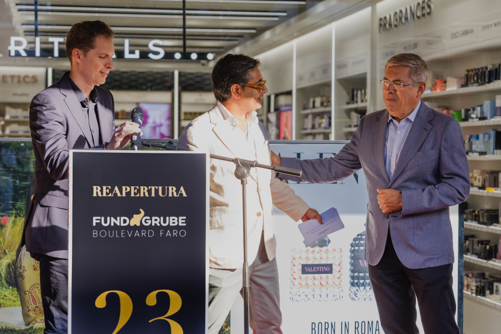 Dhiraj Chhabria, CEO Fund Grube (centro) y alcalde San Bartolomé Tirajana (derecha)
