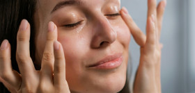 Mujer tratamiento facial autocuidado pexels a darmel 8989973